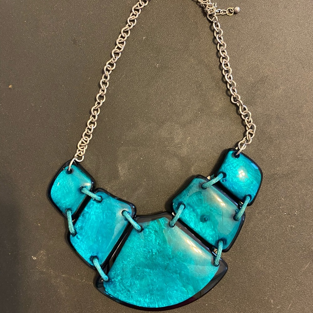 Beautiful turquoise necklace.